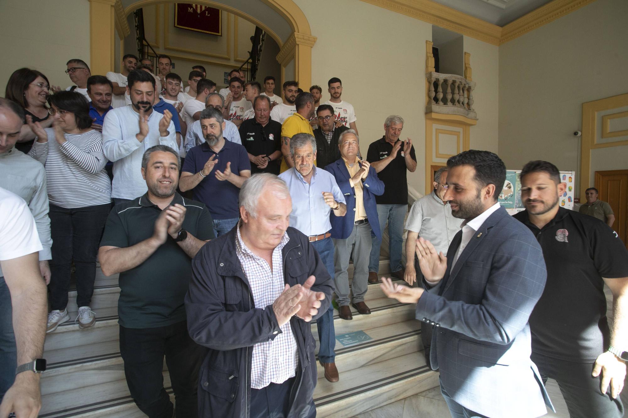 El Fertiberia celebra el ascenso a ASOBAL con las instituciones