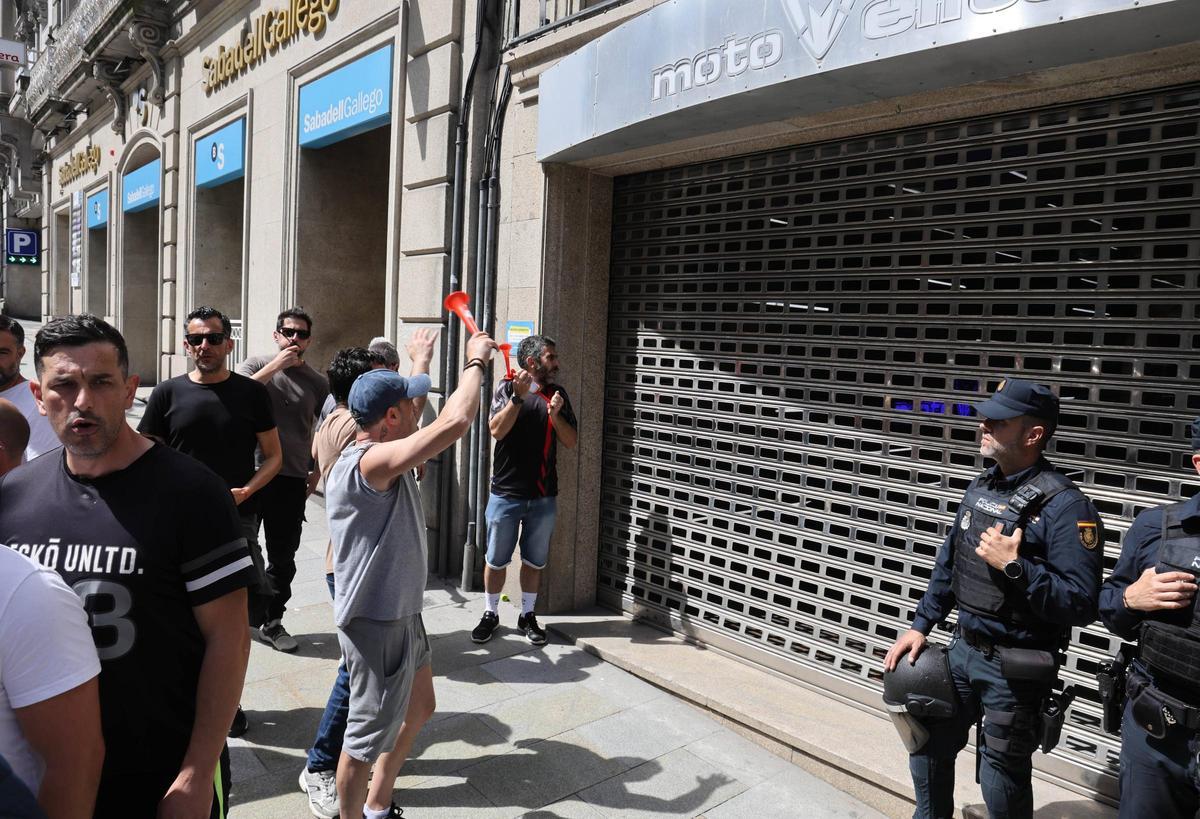 Moto Elite cierra el negocio tras el reclamo de los manifestantes.