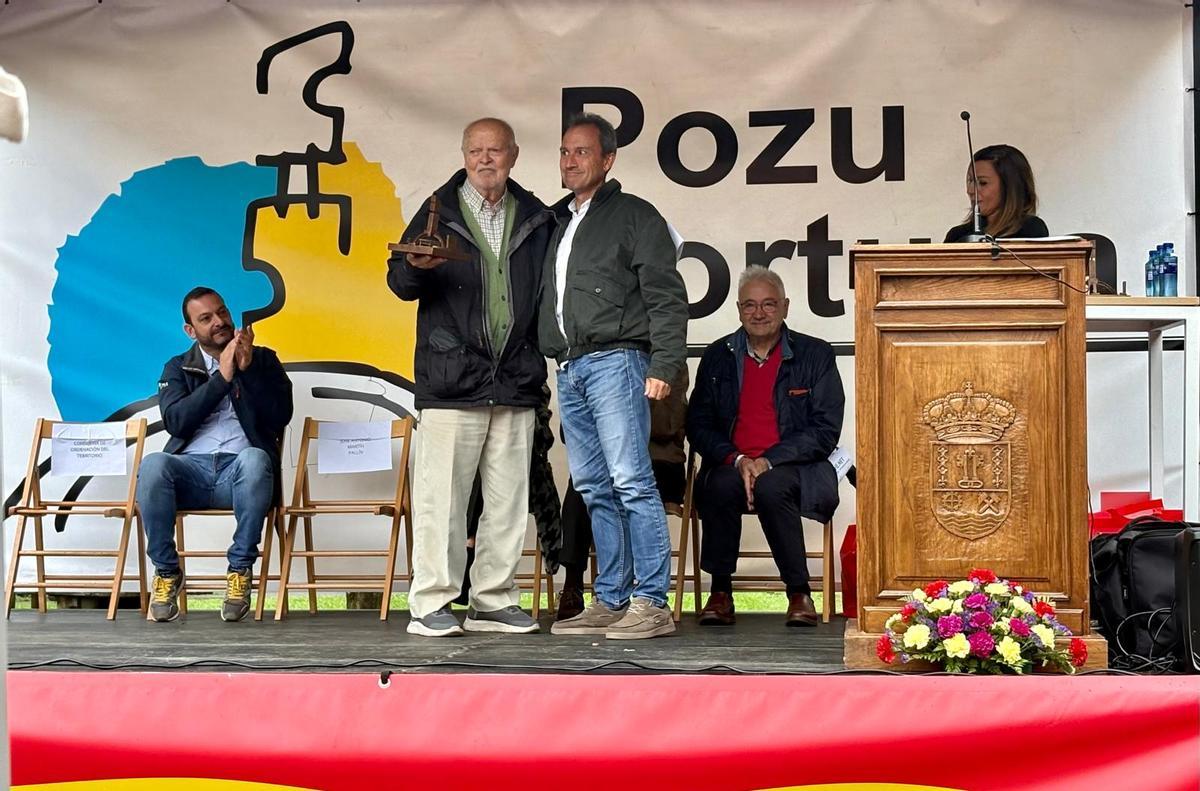 Martín-Pallín recoge el galardón de manos de Ovidio Zapico