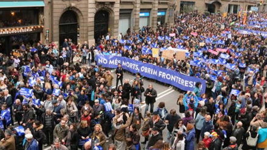 La manifestació &#039;Volem acollir&#039;, caminant per la Via Laietana.