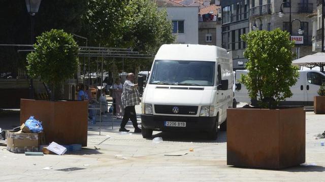 Vendedores recogiendo y metiendo la mercancía en sus furgonetas en la zona de la alameda. | GONZALO NÚÑEZ