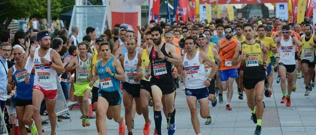 Salida de los participantes en la avenida Montero Ríos durante la carrera del pasado año. // R. Vázquez