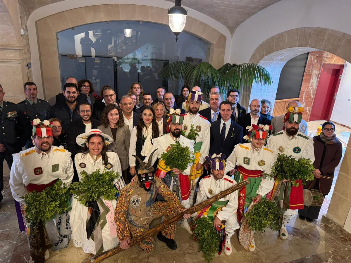 Foto de familia de autoridades con los Cossiers de Algaida