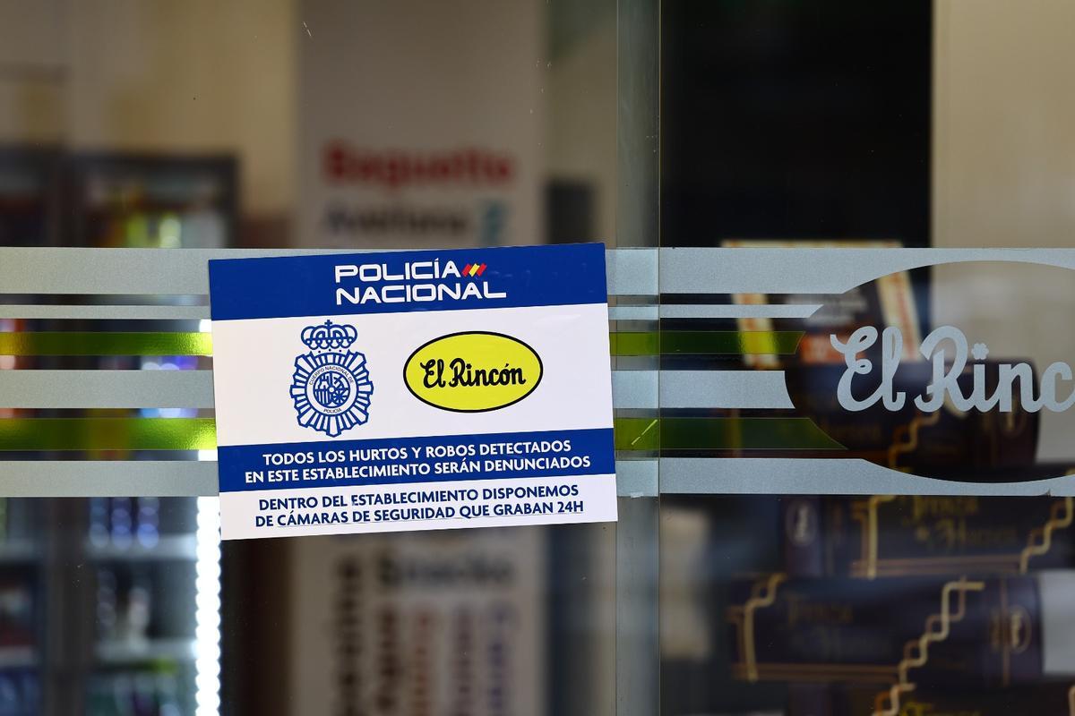 Esta es la pegatina que la Policía colocó ayer en la tienda del Rincón de la calle Zaragoza La Vieja que sufrió un atraco la noche de este lunes.