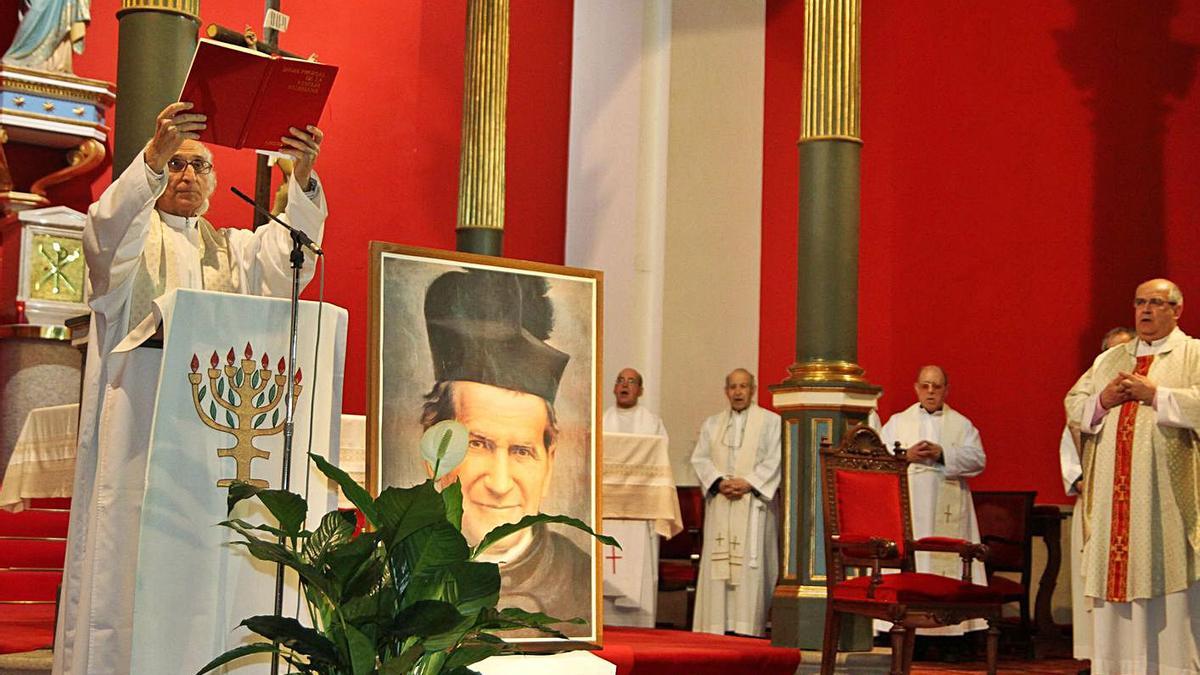 Eucaristía en la iglesia María Auxiliadora, presidida por un retrato de Juan Bosco, fundador de los salesianos.