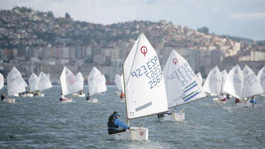 Los regatistas, durante una de las mangas disputadas ayer. // Efe