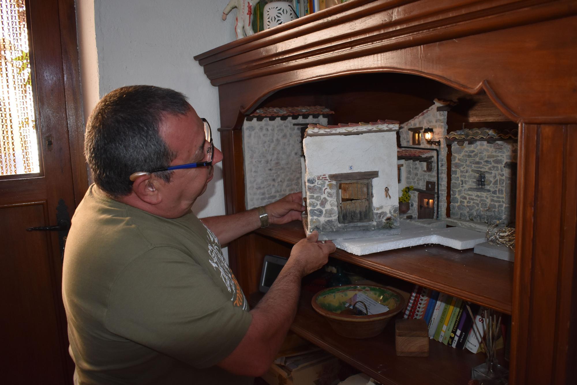 El vecino de Villores que recrea las casas de su pueblo en miniatura