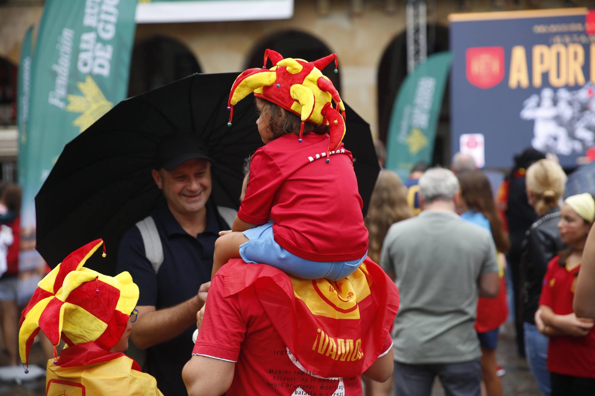 Gijón se vuelca (pese a la lluvia) animando a España en la final del Mundial de fútbol femenino