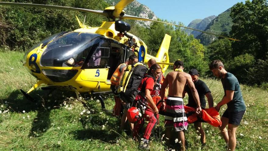 Emergencias rescata a un joven que sufrió una parada en Amieva