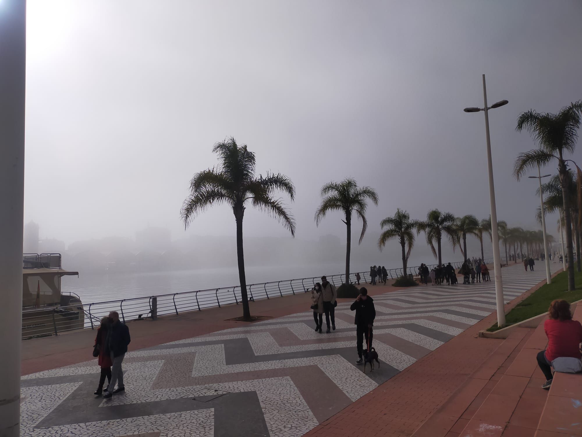 La playa de Gandia desaparece entre la niebla