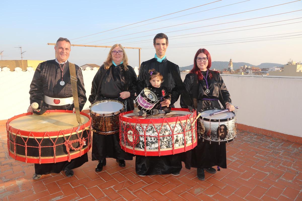 Melchor Paús, con su esposa e hijos, y el primer nieto; tres generaciones con el tambor.