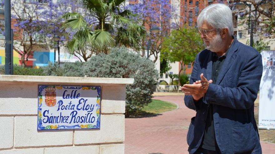 Sánchez Rosillo junto a la placa de su calle en Joven Futura.