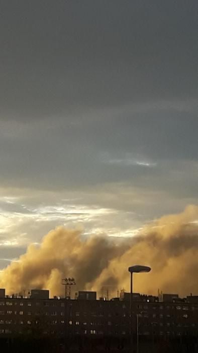 El incendio del desguace de Gijón, visto desde Montevil.