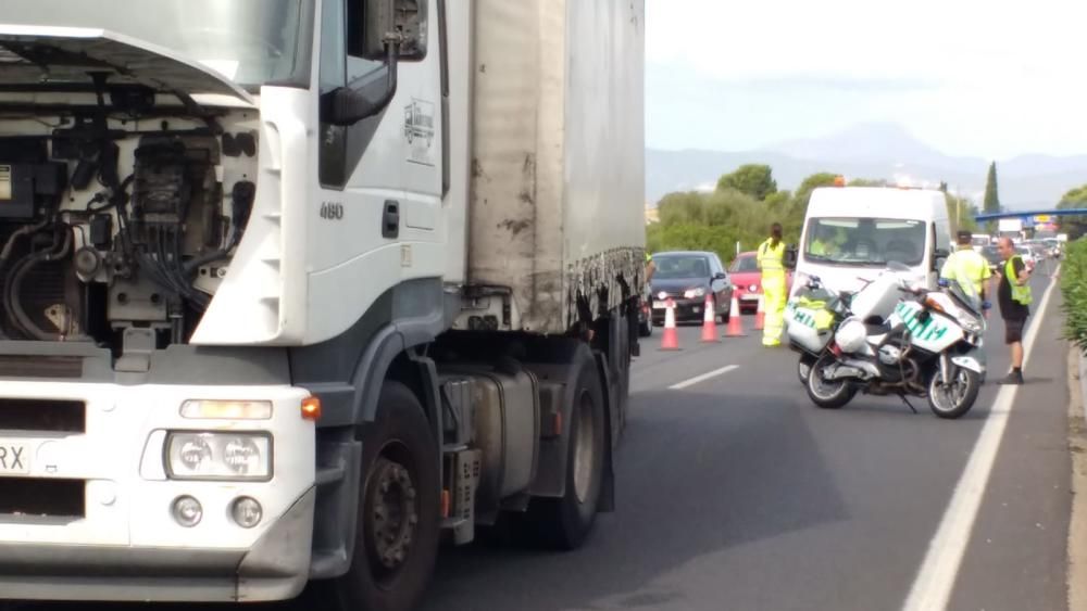 Gran atasco en la autopista de Llucmajor por un camión averiado