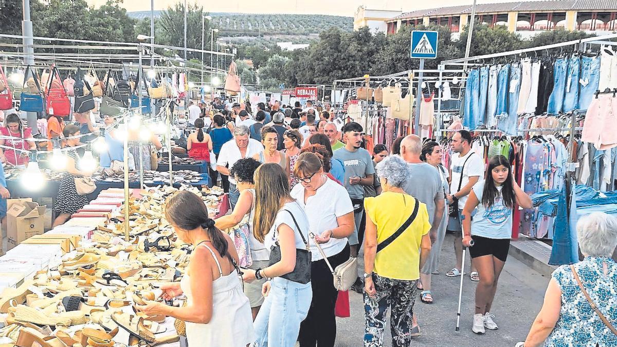 Vista del mercadillo del Arenal.