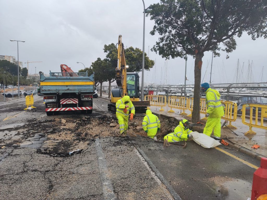 Socavón en el Paseo Marítimo