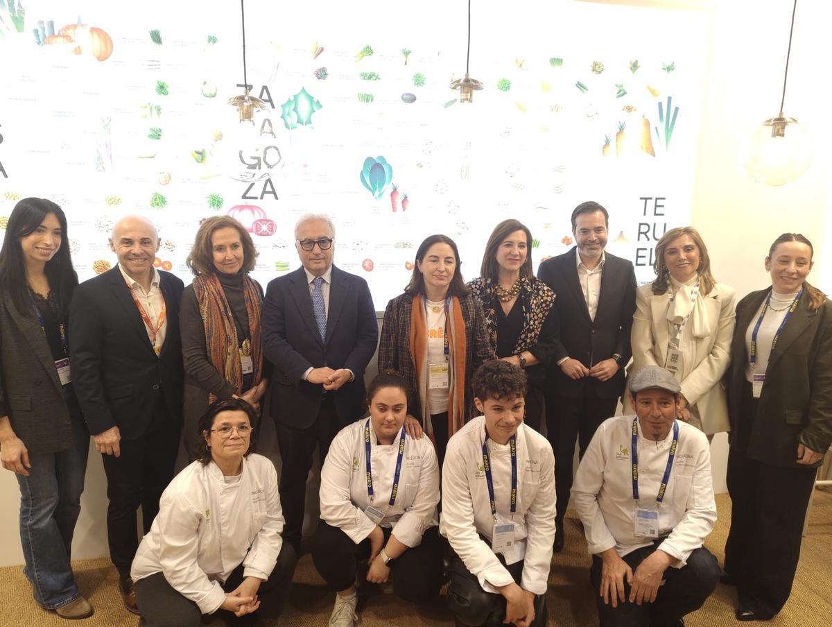 Foto de familia de los ganadors de los I Premios Inclucina, junto a la chef Elena Arzak y otros representantes, este lunes en Madrid Fusión.
