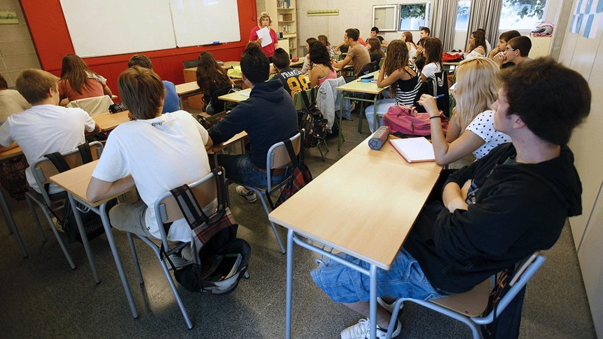 Una profesora imparte una clase en un instituto de Barcelona, en una imagen de archivo