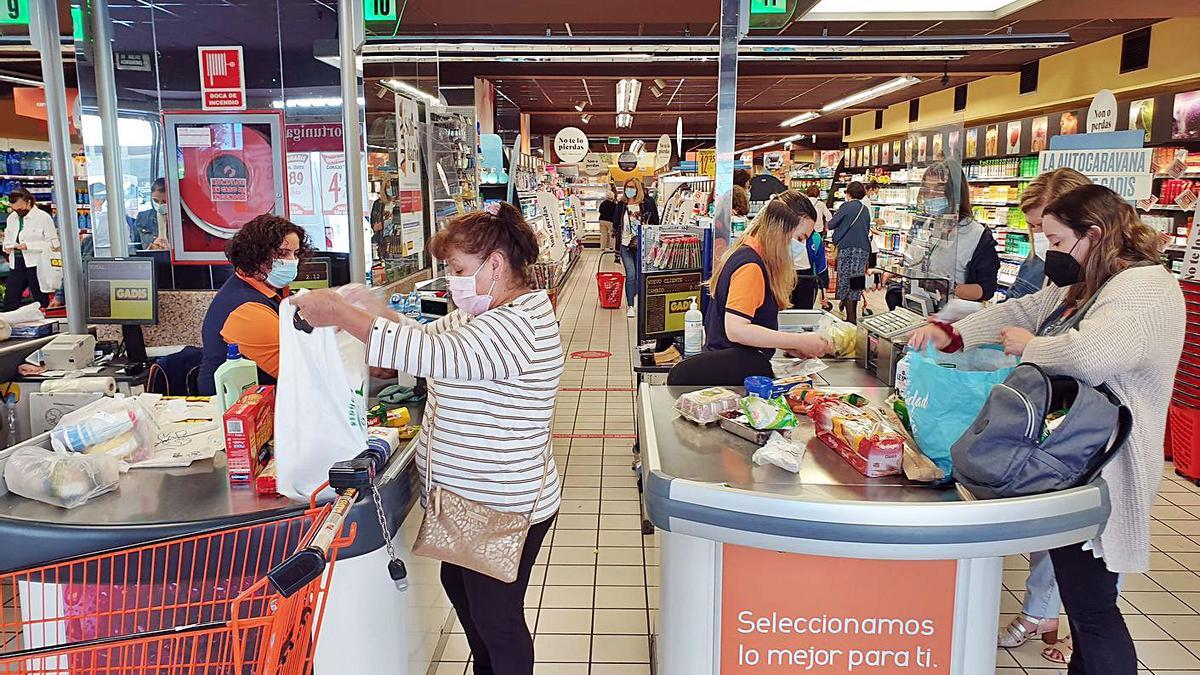 Gente comprando en un supermercado en Vigo. |  // MARTA G. BREA