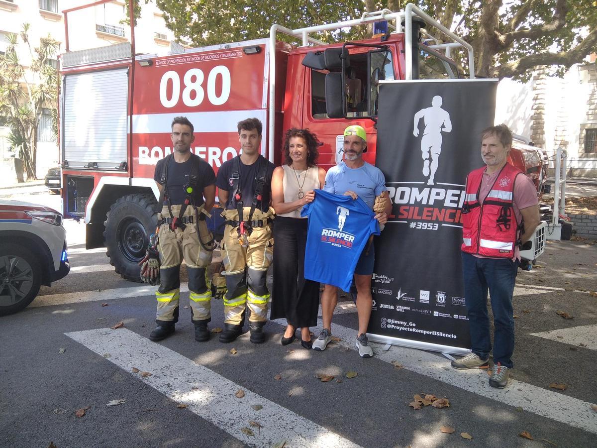Por la izquierda, los bomberos gijoneses Adrián Mier y Cayetano Arias; Nuria Bravo, Jaime Domínguez y Javier Álvarez Villazón.