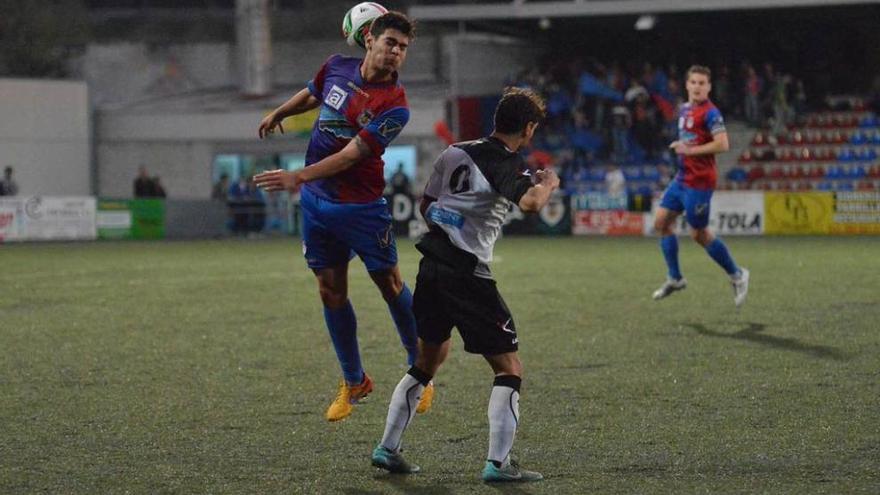 El azulgrana Kike Fanjul despeja el balón en presencia del caudalista Annunziata.