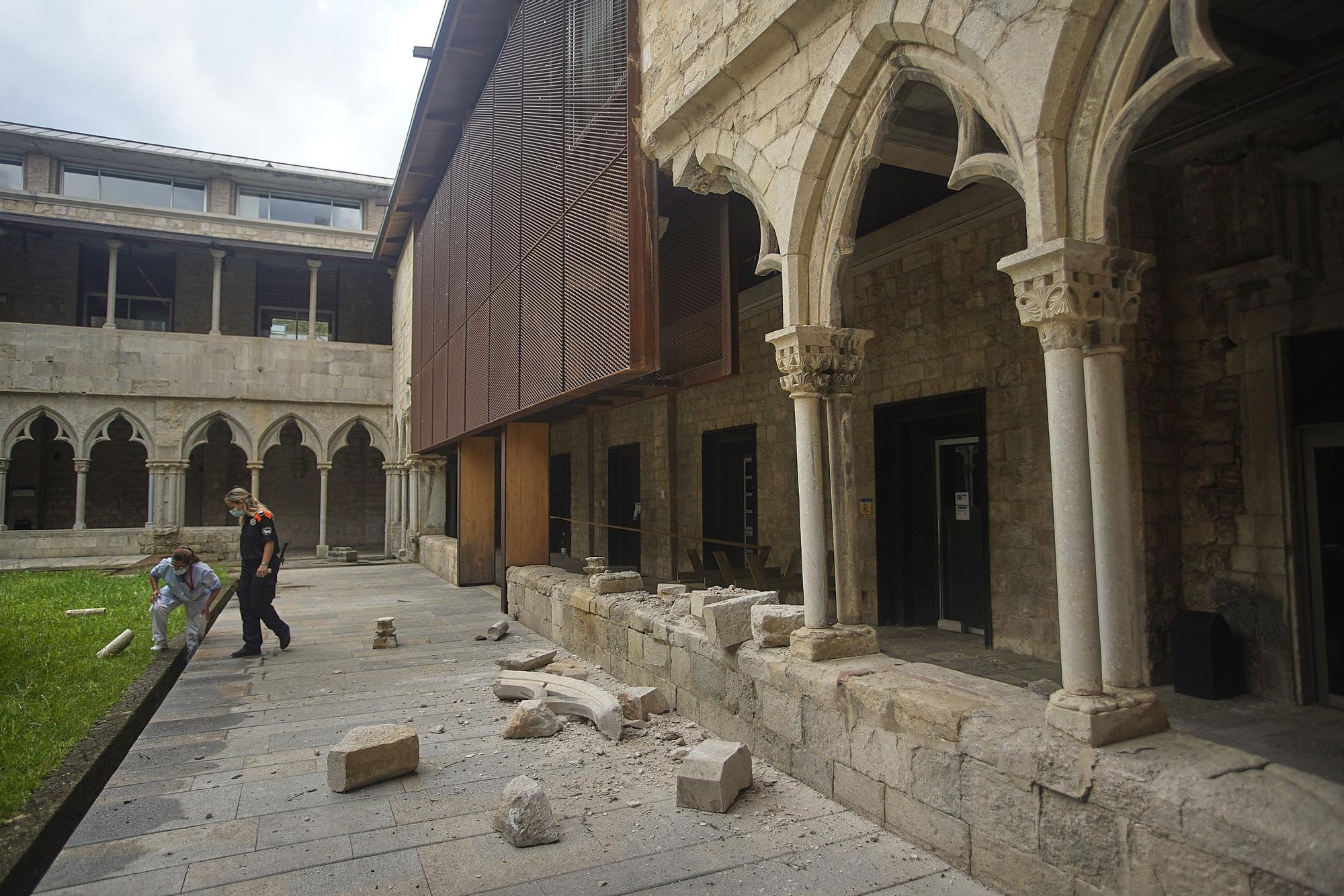 S'ensorra part del claustre de la Facultat de Lletres de la UdG