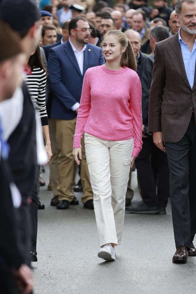 La princesa Leonor con jersey rosa y pantalones cargo crudos