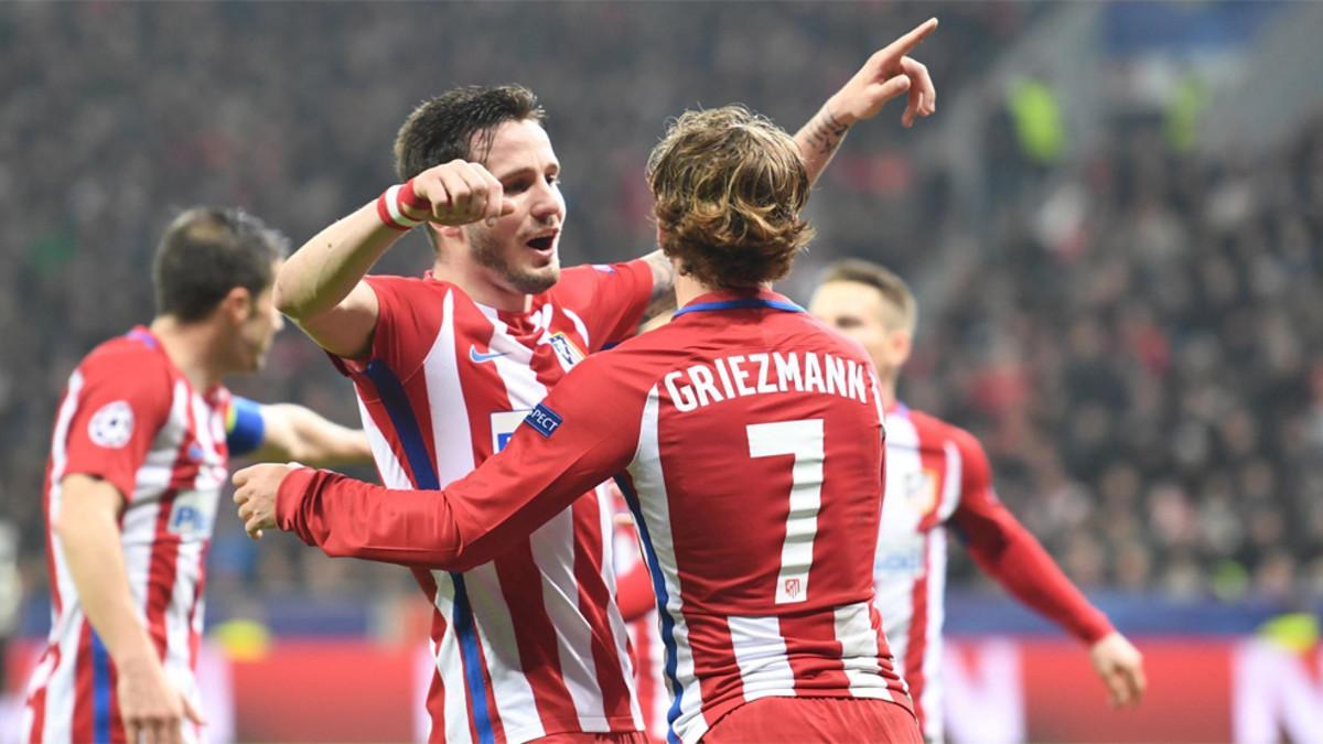 Saúl Ñíguez y Antoine Griezmann celebran un gol del Atlético de Madrid