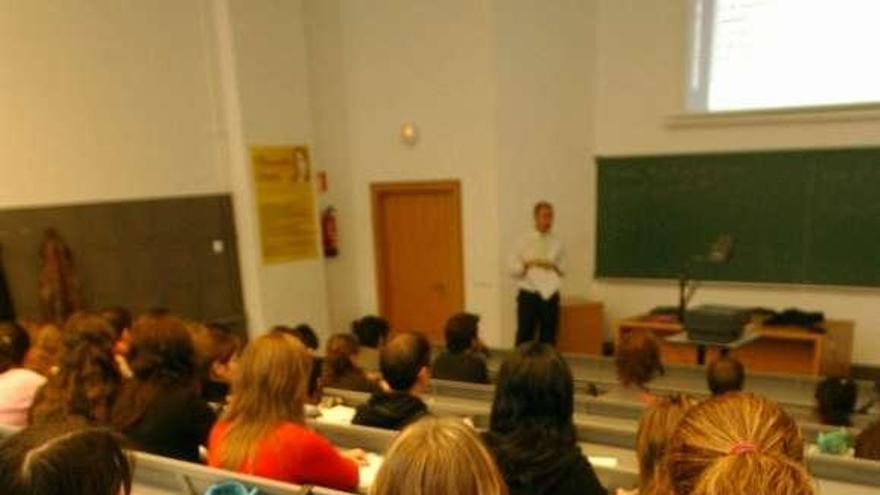 Alumnos en una clase de Económicas y Empresariales en Vigo.  // FdV