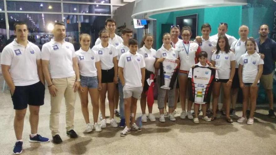 Camila fue recibida por todo lo alto a su llegada al aeropuerto de Peinador. // FDV