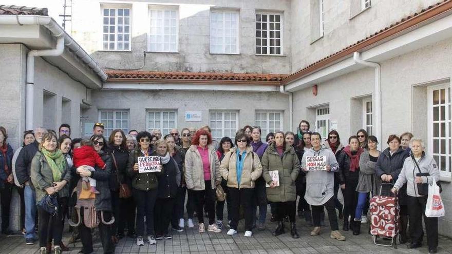 Concentración de padres y madres delante del consultorio de Aldán, en la Casa del Mar. // Santos Állvarez