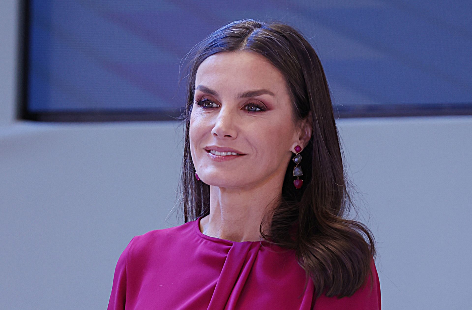 El vestido ‘Viva Magenta’ de Lola Li que la reina Letizia ha estrenado para entregar los Premios Nacionales de Investigación 2022