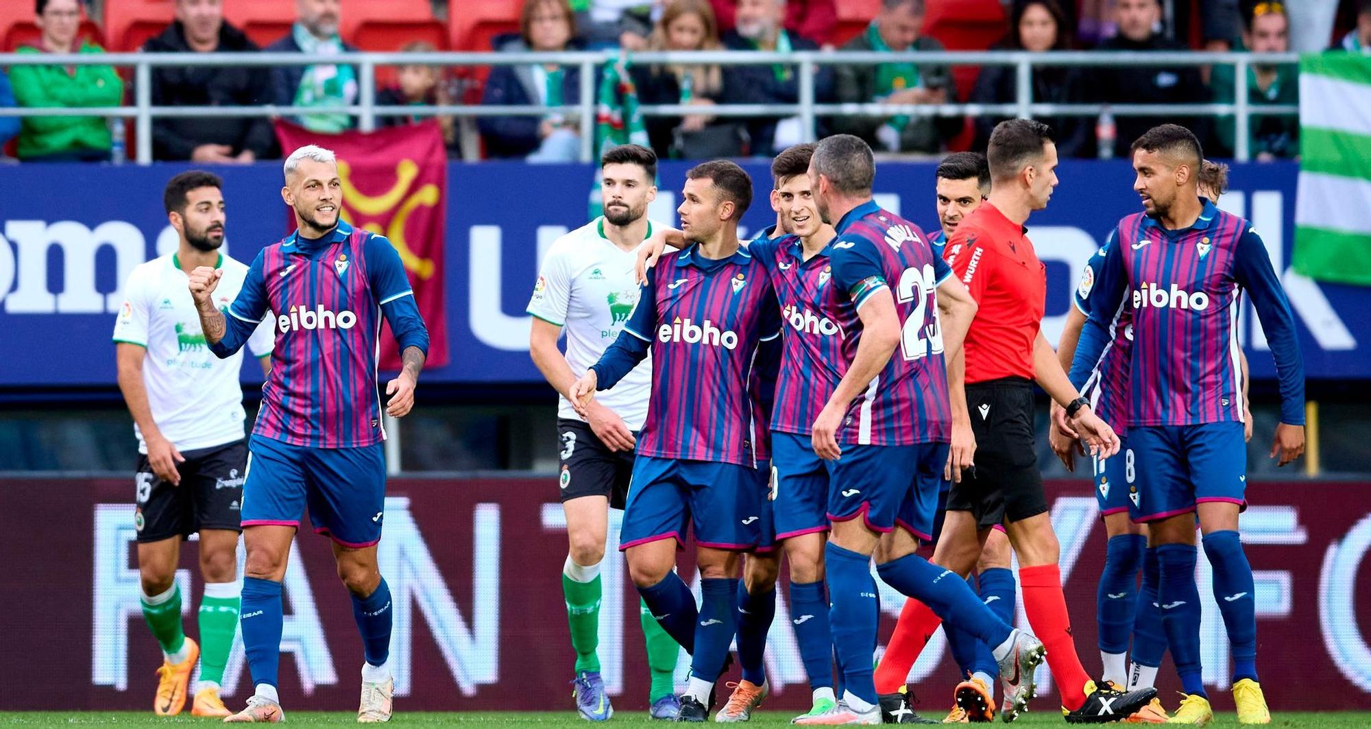 Jugadores del Eibar celebrando un gol