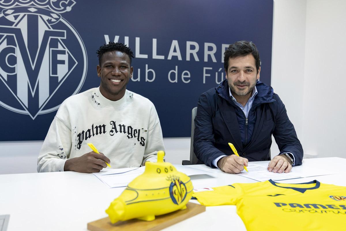 Yerson Mosquera (i), en el momento de la firma con el consejero delegado del Villarreal, Roig Negueroles (d).