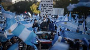 AME8939. BUENOS AIRES (ARGENTINA), 17/08/2020.- Varias personas participan en una manifestación convocada contra el Gobierno del presidente Alberto Fernández hoy, en Buenos Aires (Argentina). Convocados por las redes sociales, cientos de personas salieron a marchar en Argentina contra las políticas del Gobierno de Alberto Fernández, al coincidir con el feriado por un nuevo aniversario del fallecimiento del libertador José de San Martín. EFE/Juan Ignacio Roncoroni