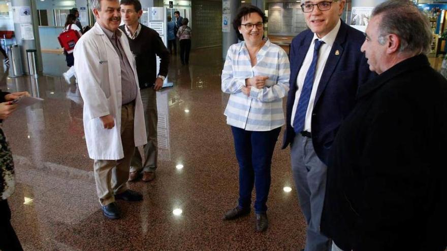 Alfonso López Muñiz, segundo por la derecha, junto al doctor Daniel Hernández Vaquero (jefe de Traumatología del San Agustín), la gerente Begoña Martínez Argüelles y el doctor Javier Rodríguez.