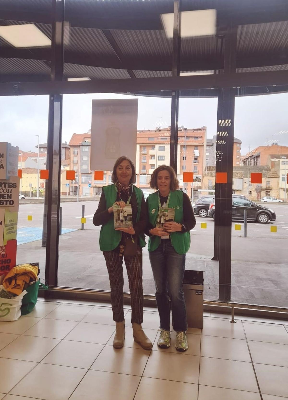 Voluntarias de la Asociación contra el Cáncer, en la campaña