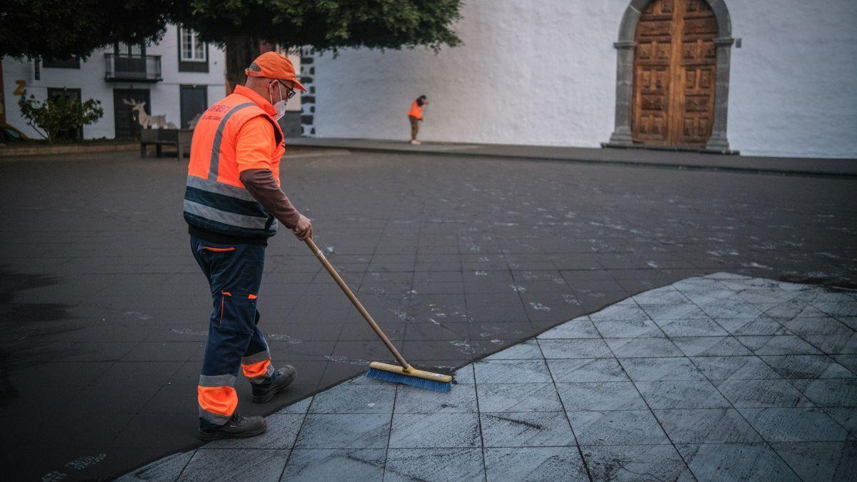 Imagen de archivo de operarios limpiando ceniza en La Palma.