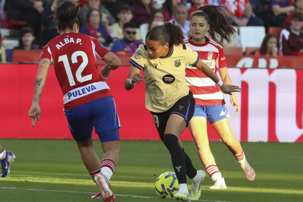 Vicky López conduce un ataque azulgrana en el Granada-Barça, disputado en el estadio Nuevo Los Cármenes.