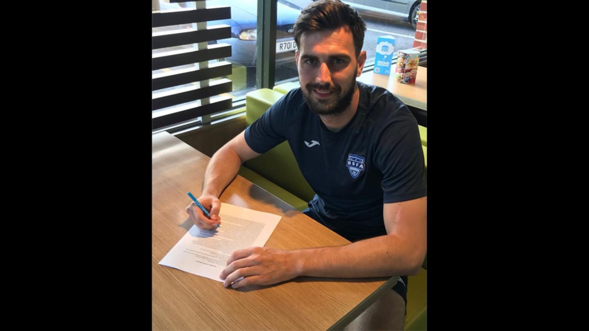 Matt Paterson, firmando su contrato con el Oxford City en un McDonald's