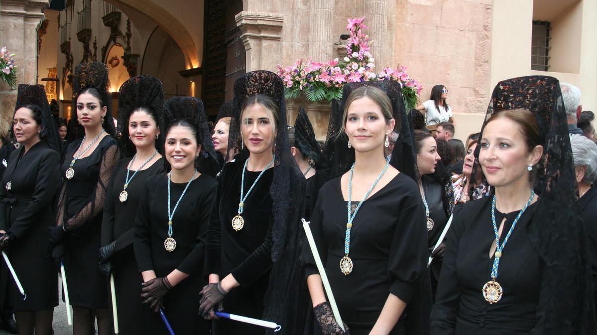 Acompañaban a la Dolorosa cientos de mujeres de mantilla.