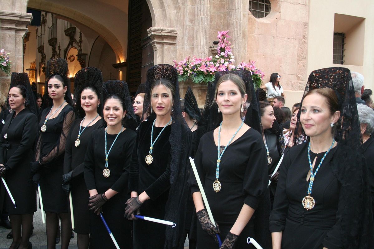 Acompañaban a la Dolorosa cientos de mujeres de mantilla.