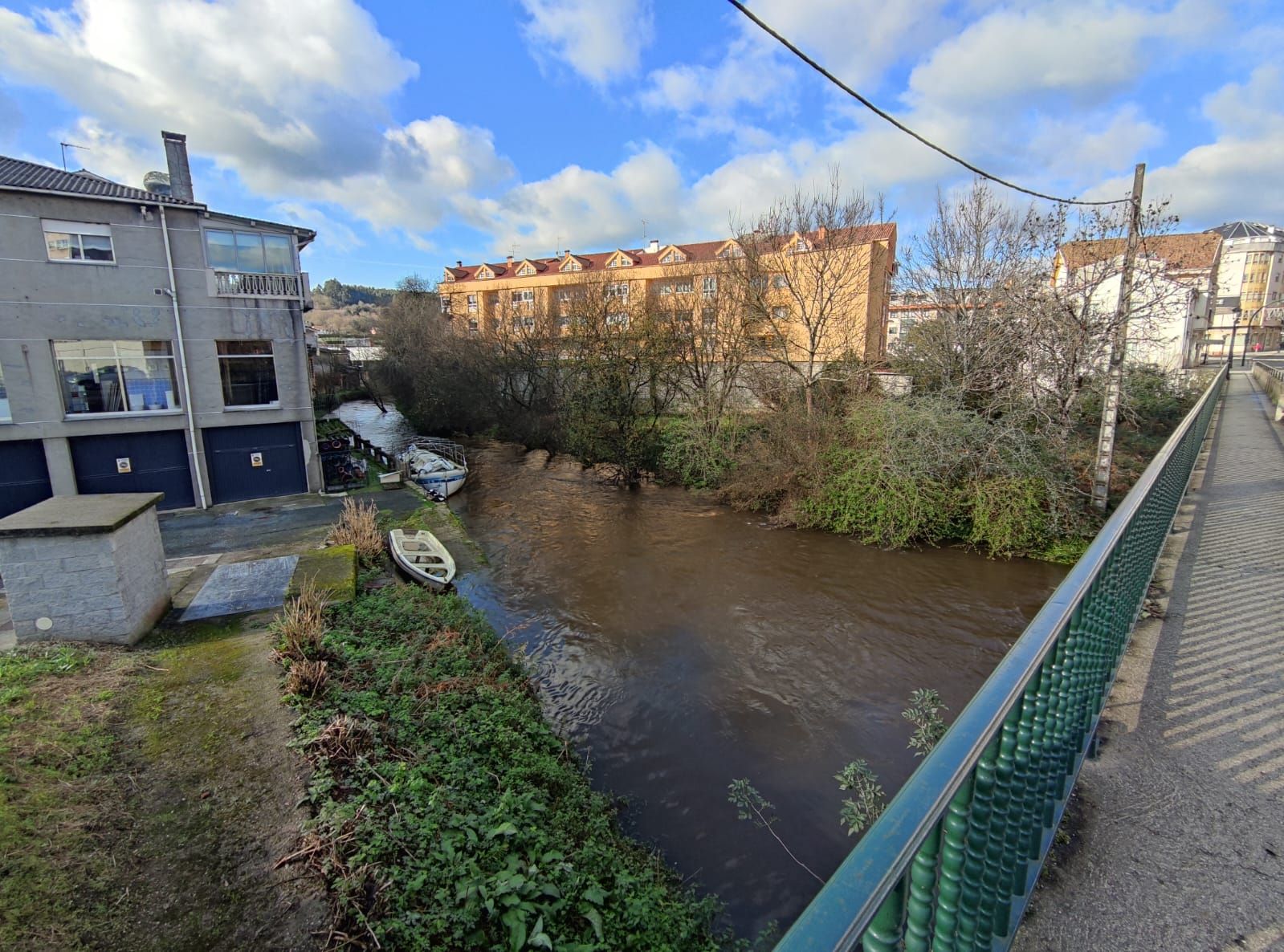 El río Mendo de Betanzos al límite de su caudal