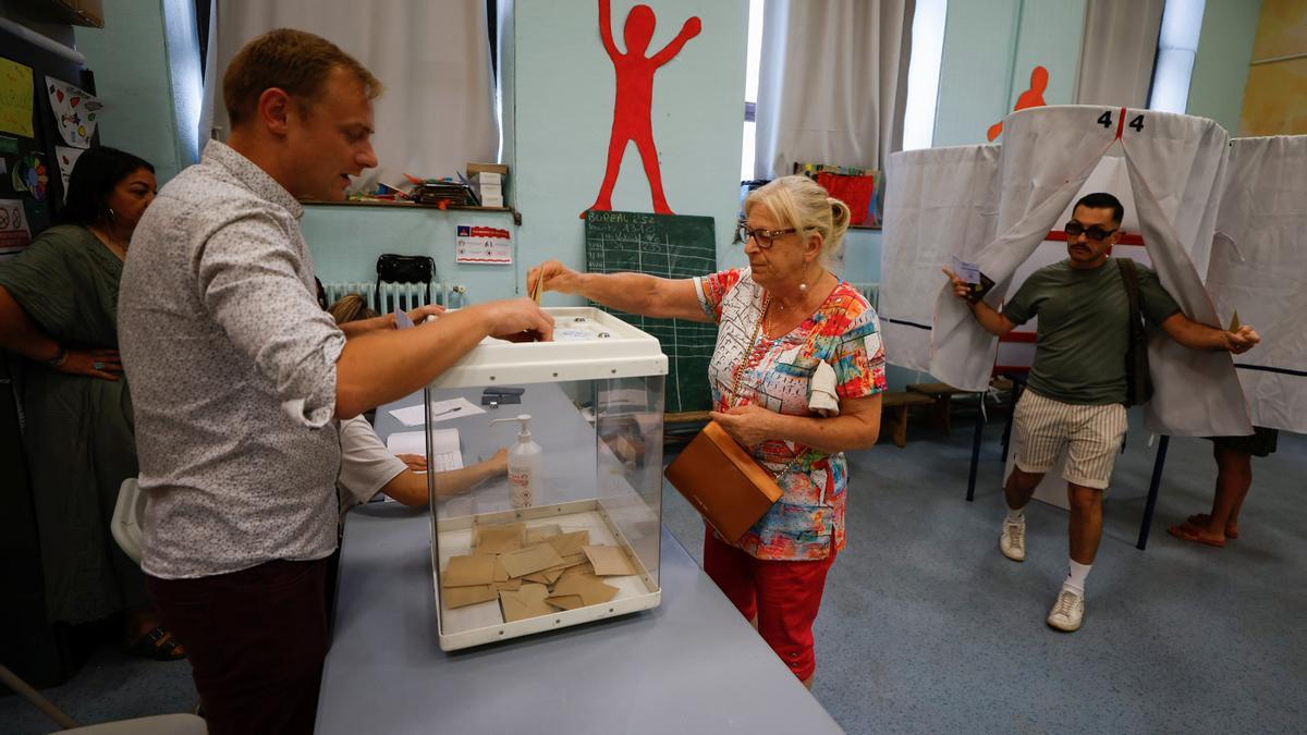 First round of French parliamentary elections A woman casts her ballot to vote in the first round of French parliamentary elections at a polling station in Marseille, France, June 12, 2022. REUTERS/Eric Gaillard