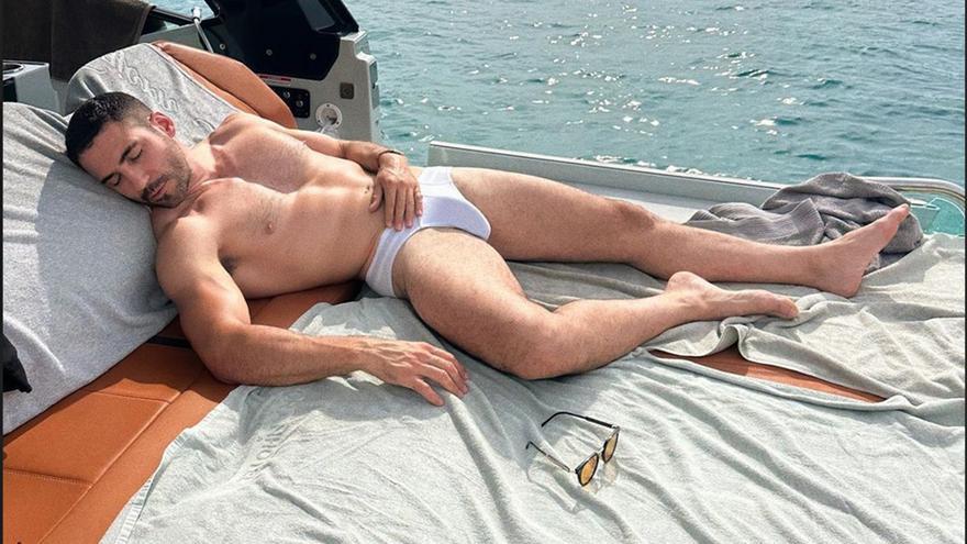 Miguel Ángel Silvestre publica otra foto suya en calzoncillos y las redes se vuelven locas con el zoom (aunque no lo necesita)