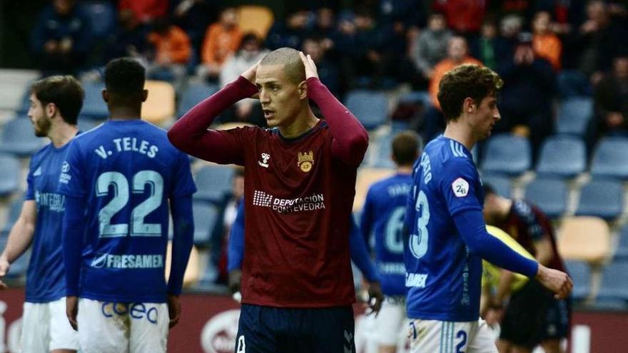 Rufo se lamenta tras una ocasión fallada del Pontevedra en el partido de ayer. // Rafa Vázquez