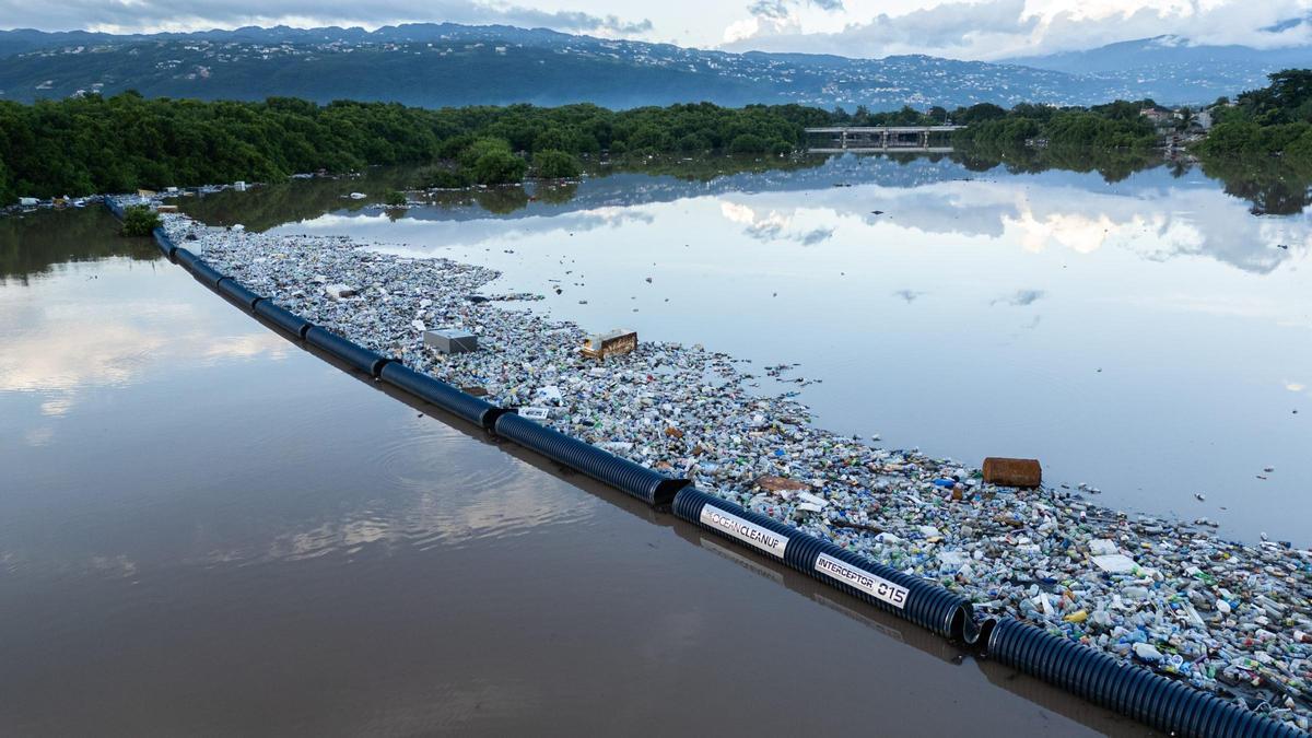 Barrera de recogida de residuos plásticos en Jamaica
