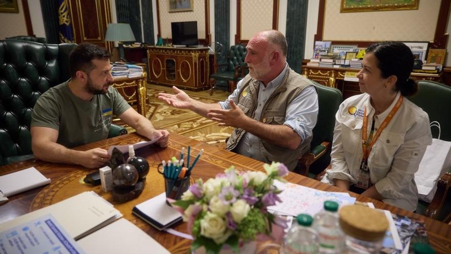 El presidente de Ucrania, Volodimir Zelenski, se reune con el chef Jose Andrés.