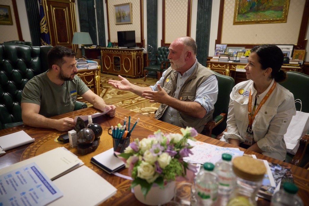 El presidente de Ucrania, Volodimir Zelenski, se reune con el chef Jose Andrés.