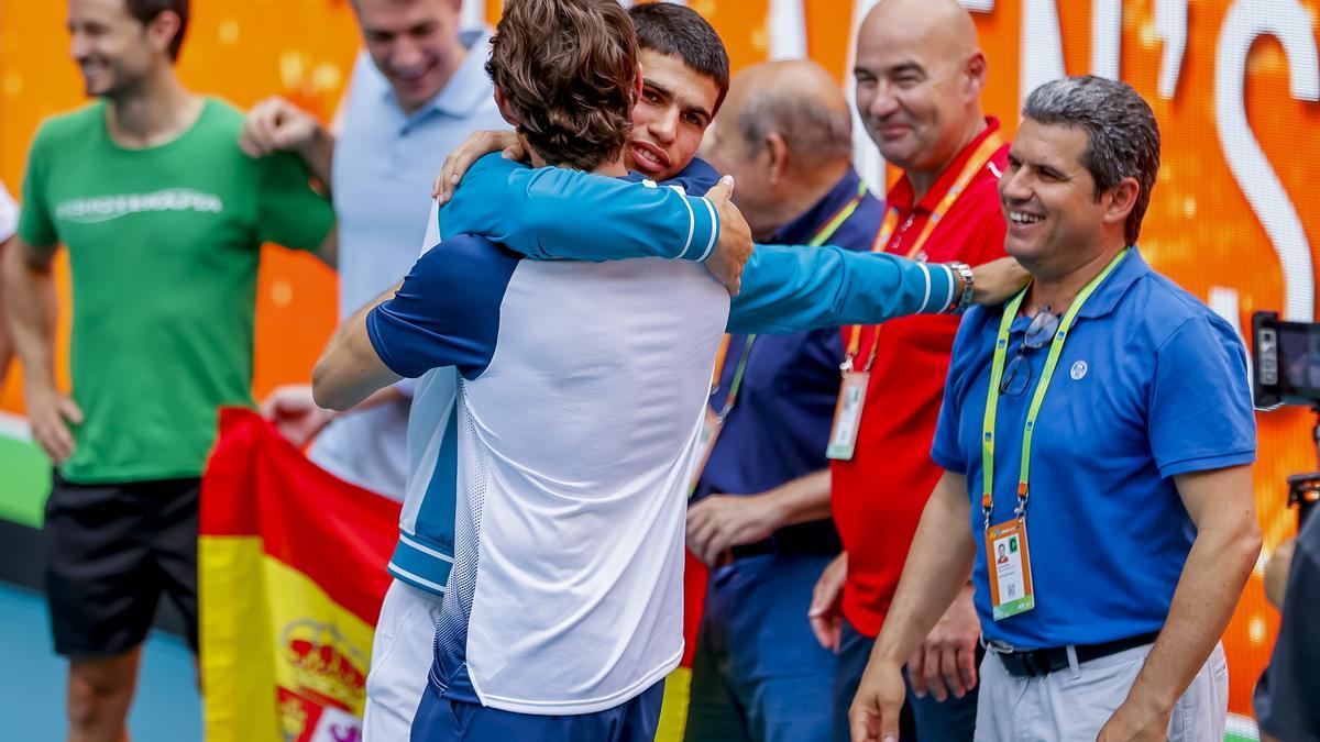 Alcaraz abraza a Juan Carlos Ferrero